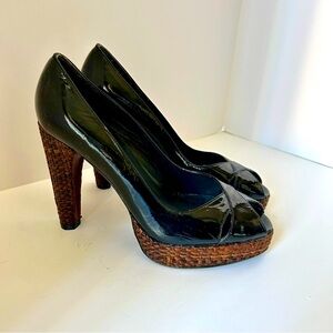 Stuart Weitzman Black Patent Leather Peep-toe size 5.5 Pumps Woven Heel
